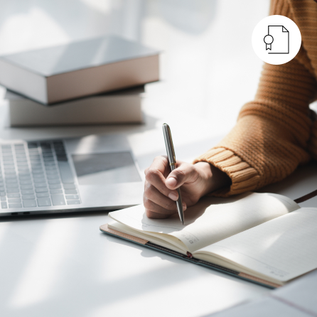 Eine Person mit einem Stift in der Hand, die lernt