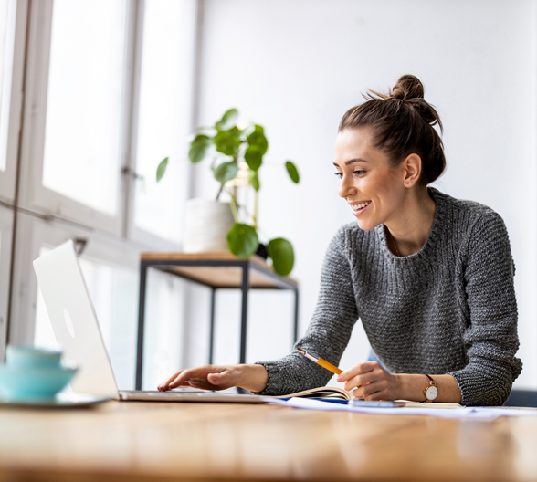 Eine junge Frau am Laptop