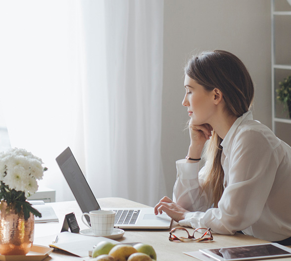 Eine Dame, die am Laptop sitzt
