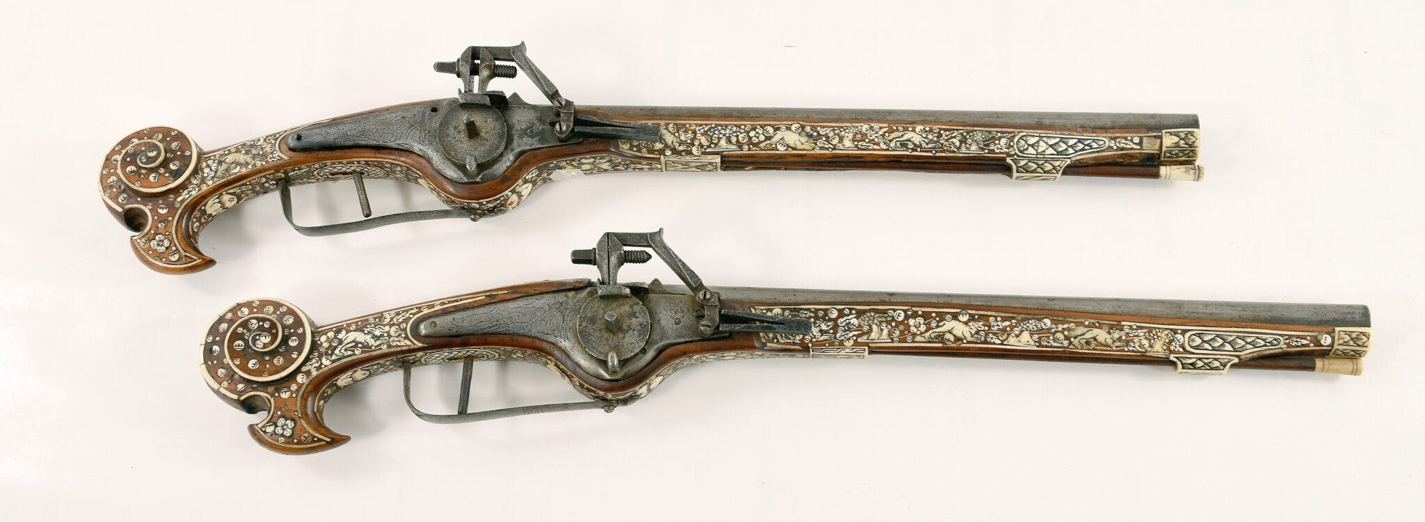 Zw0rIIF3NbkBXaSN_A-PAIR-OF-WHEEL-LOCK-PISTOLS-19th-century-locks-mid-17th-century-stocks-with-inlays-in-staghorn-59-cm-2048x750.jpg?auto=format,compress