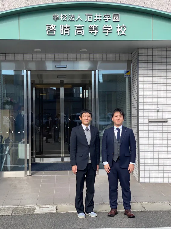 ​日置先生（写真左）と堀FA（写真右）