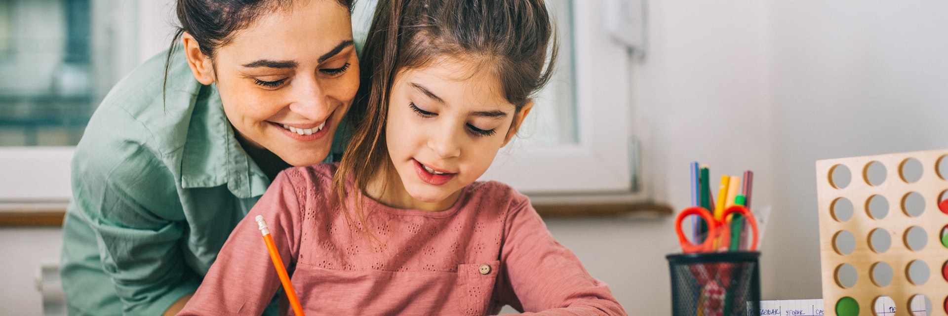 Daughter lesson. Child study at the Home. Teaching Kids. Parents teaching children to learn. Про мама скул.