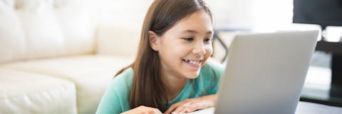 فتاة على الكمبيوتر المحمول تلعب بعض من أفضل ألعاب المتصفح