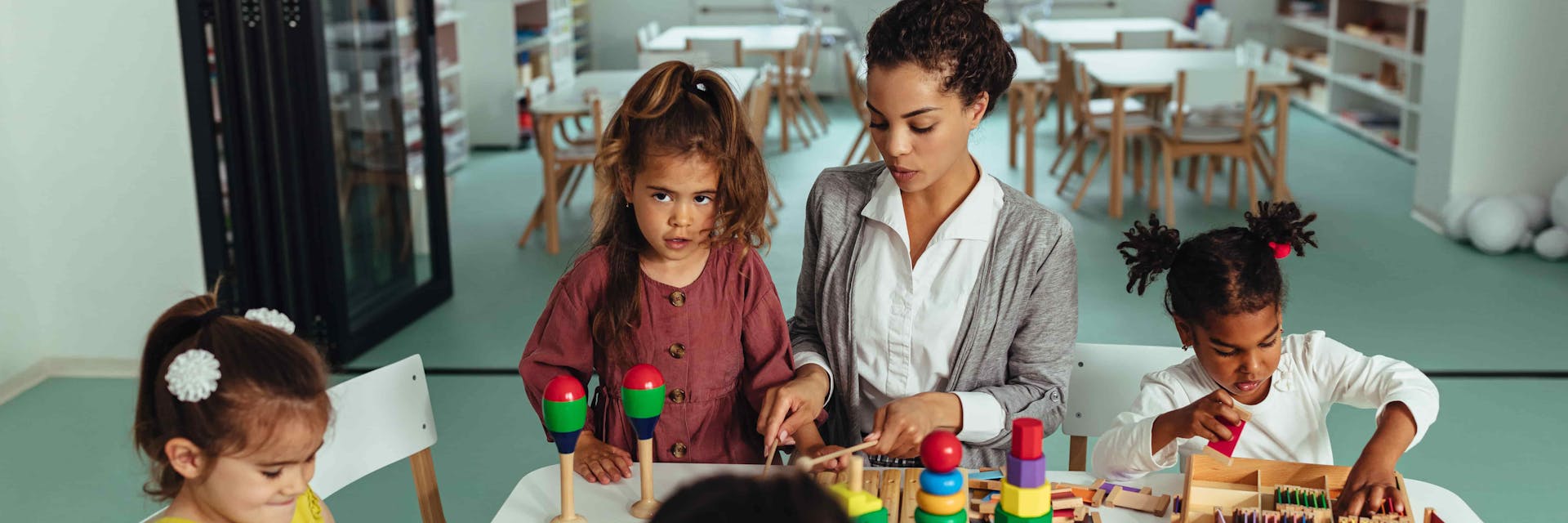 A teacher delivers an activity to her elementary school class.