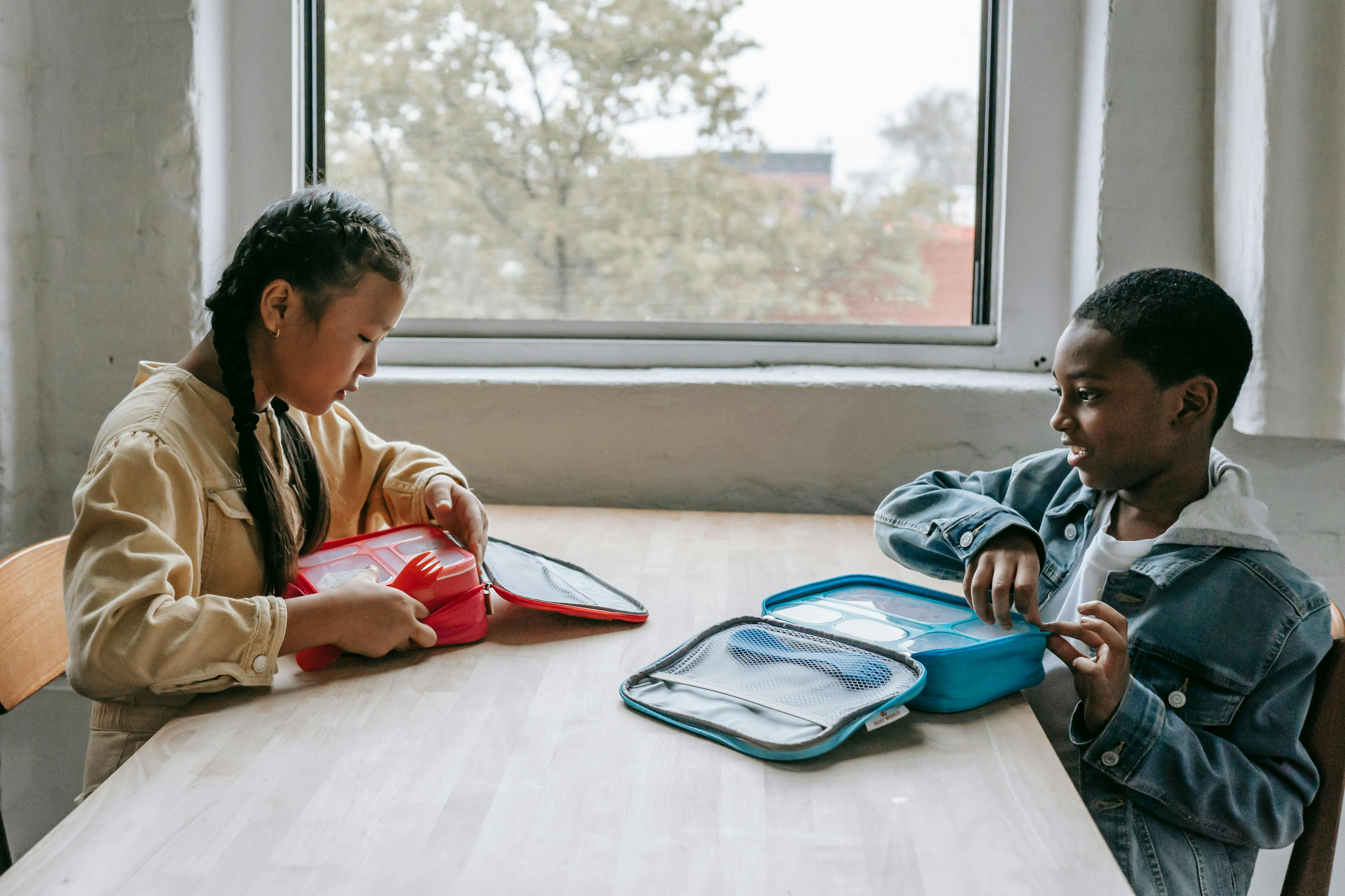 Kids with lunch at school