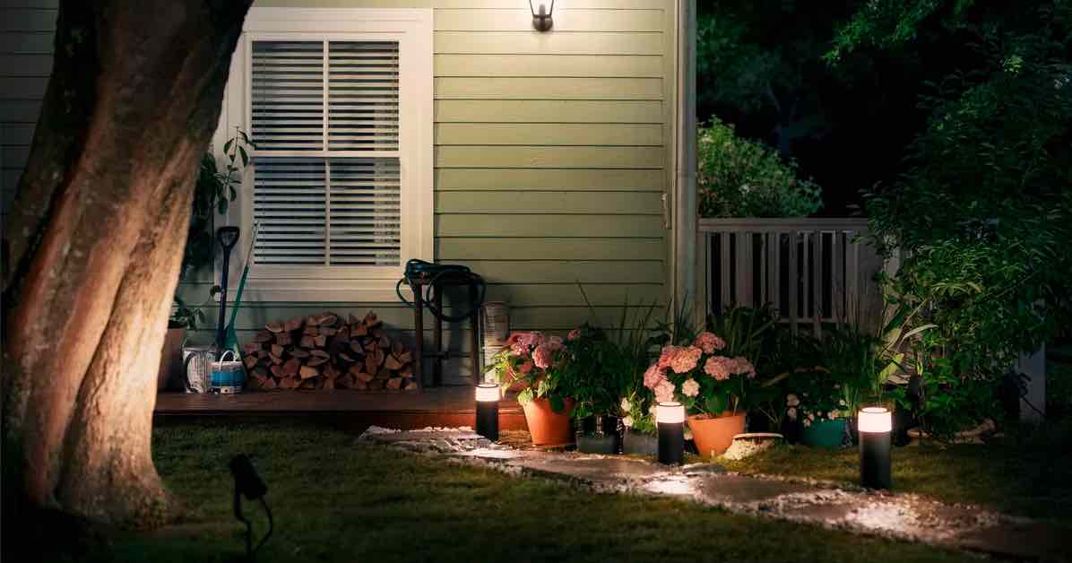Hage opplyst av Philips Hue Calla