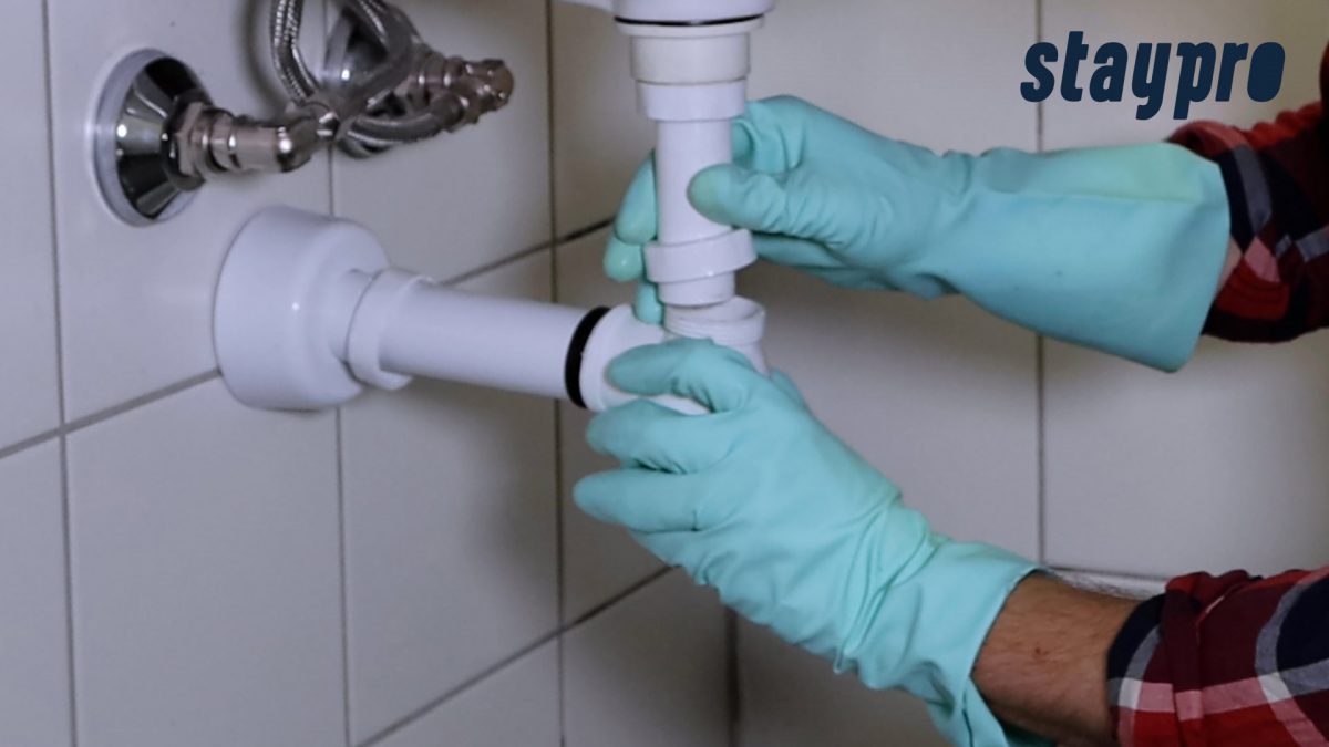 Person demonterer vannlåsen