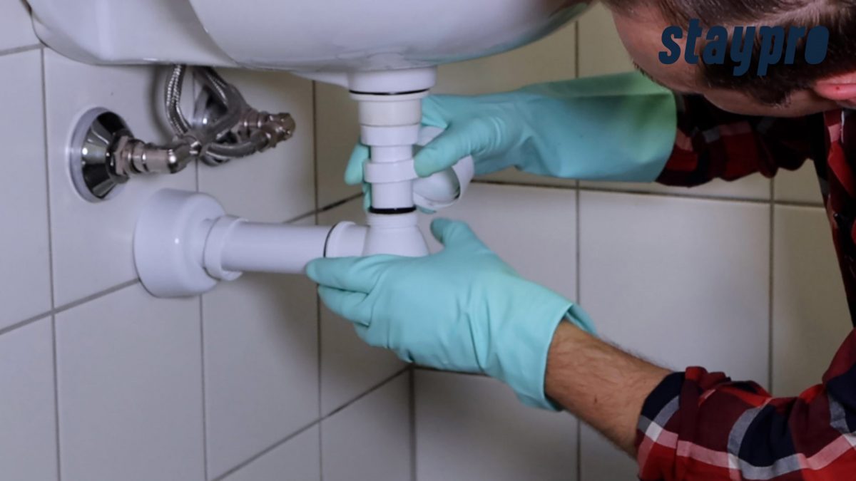 Person setter sammen vannlåsen igjen