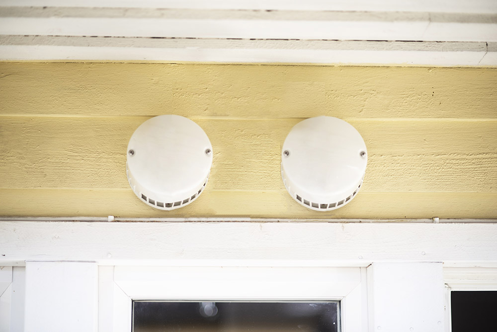 skruv på flänsmuttrarne och kåporna