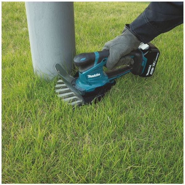 For å få fine linjer og kanter i gresset anbefaler vi en kantklipper eller gressaks