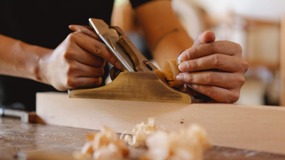 Henkilö tekemässä puutöitä