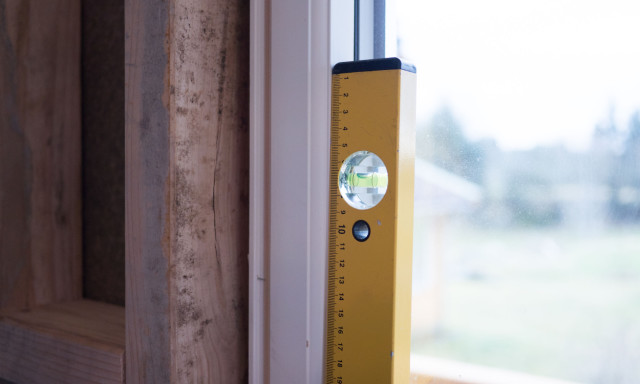 Närbild på vattenpass som används för att säkerställa att fönstret är i våg