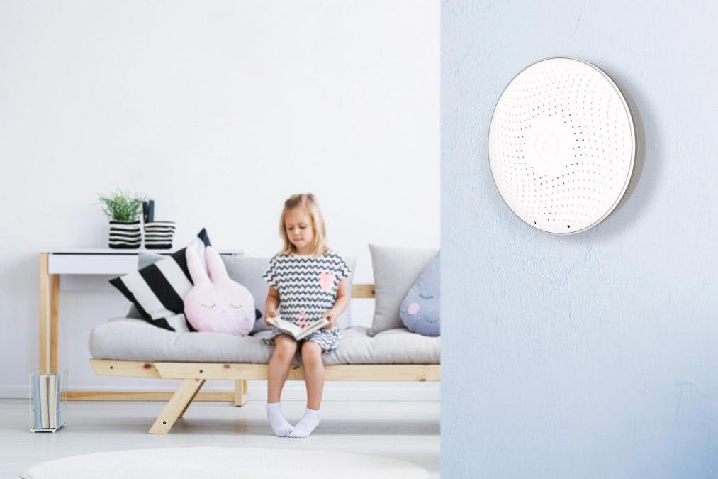 Lähikuva Airthings Wave -laitteesta, joka mittaa radonia kodissa