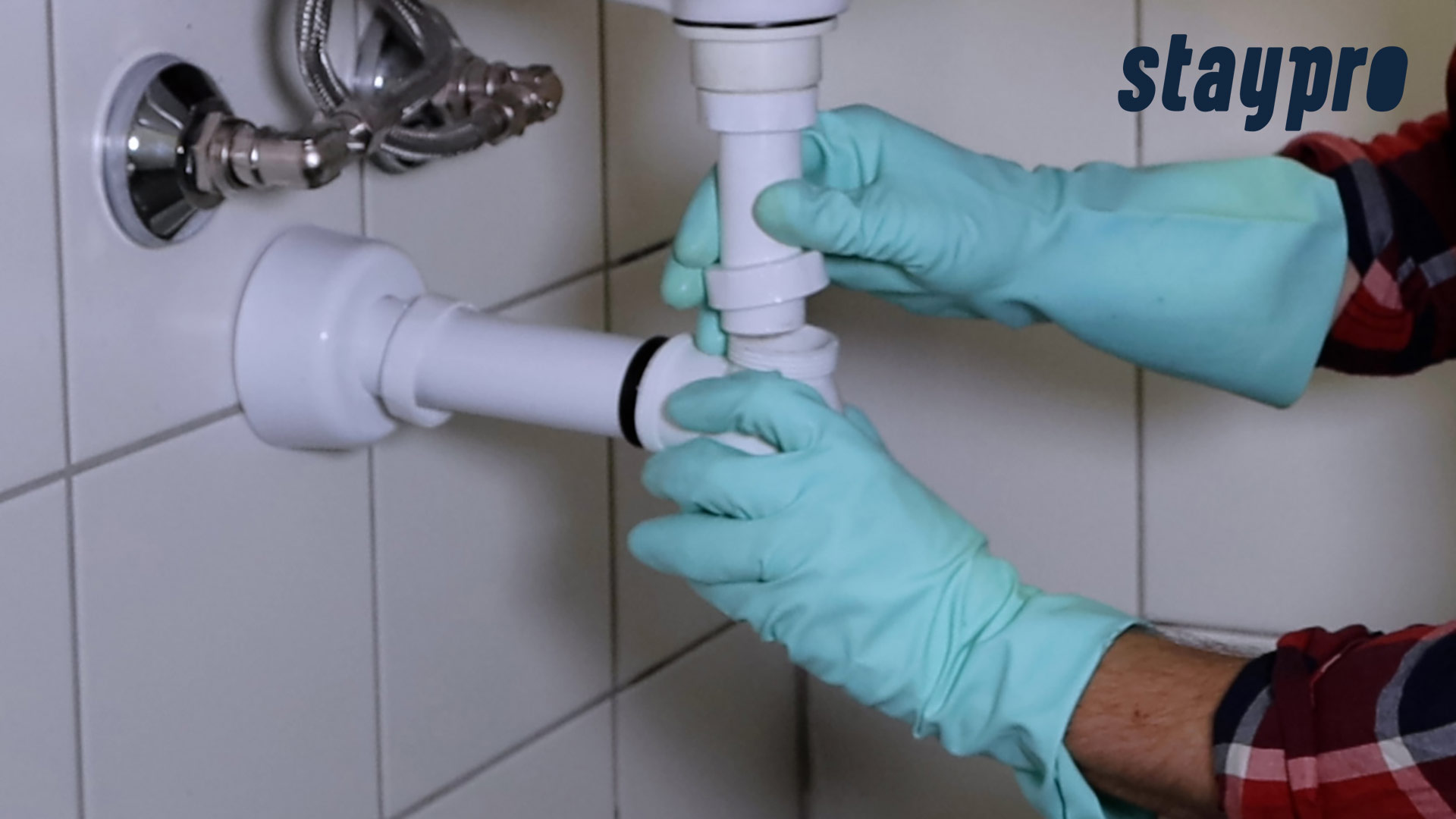 Henkilö purkaa vesilukon osiin