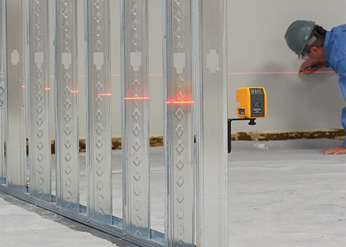 Hantverkare jobbar med PLS-linjelaser