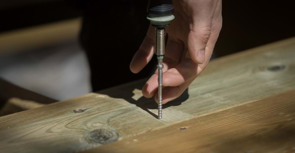 Person skruvar i Grabber-skruv