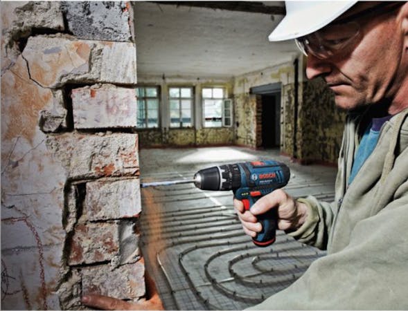 Henkilö poraa suoraan Bosch-ruuvinvääntimellä