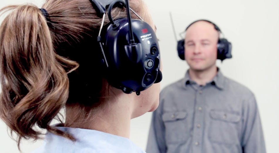 Hörselskydd med inbyggd komradio – så funkar det