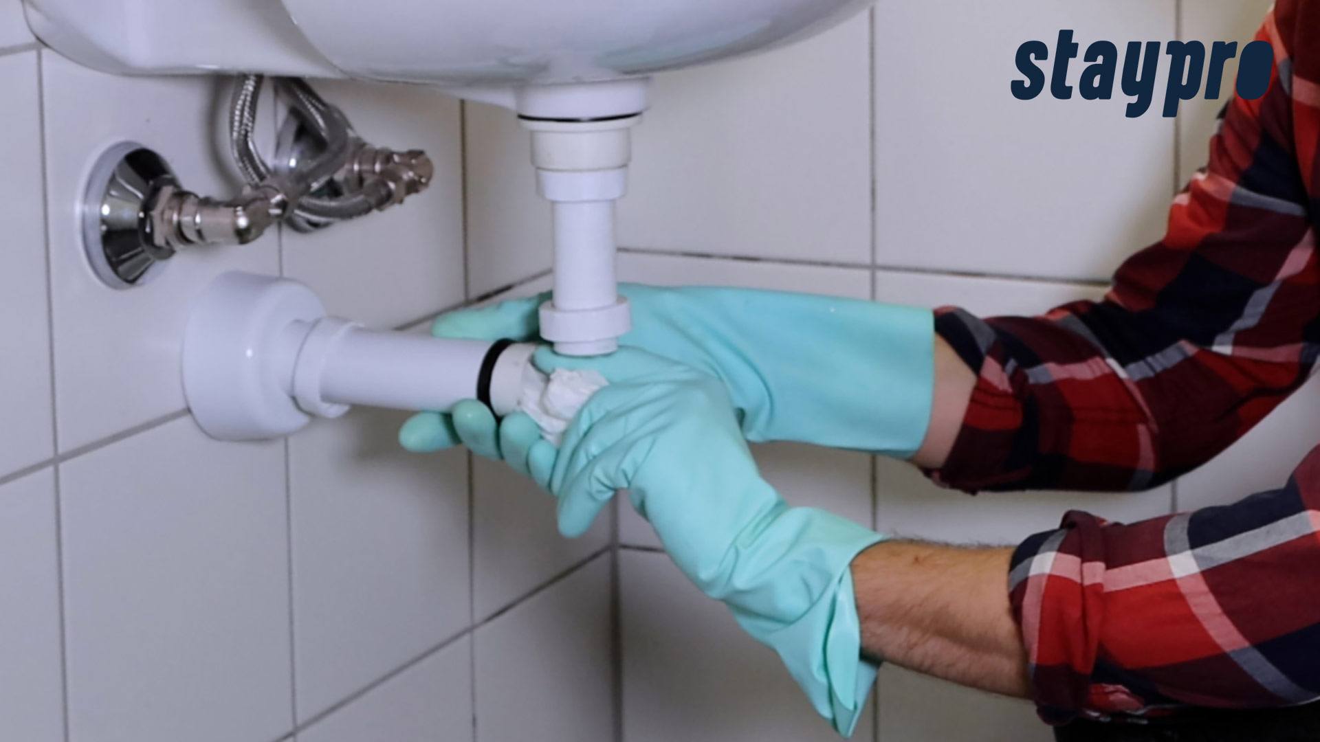 Henkilö pyyhkii putket paperilla