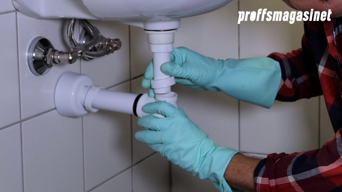 Person plockar isär vattenlås