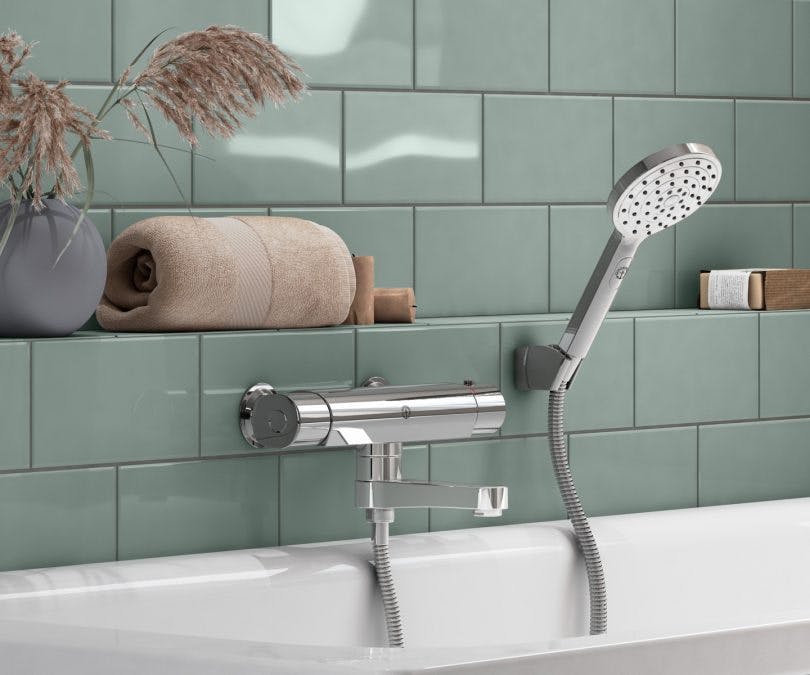 Sanitetsporslin från Gustavsberg, badkar och blandare i badrum
