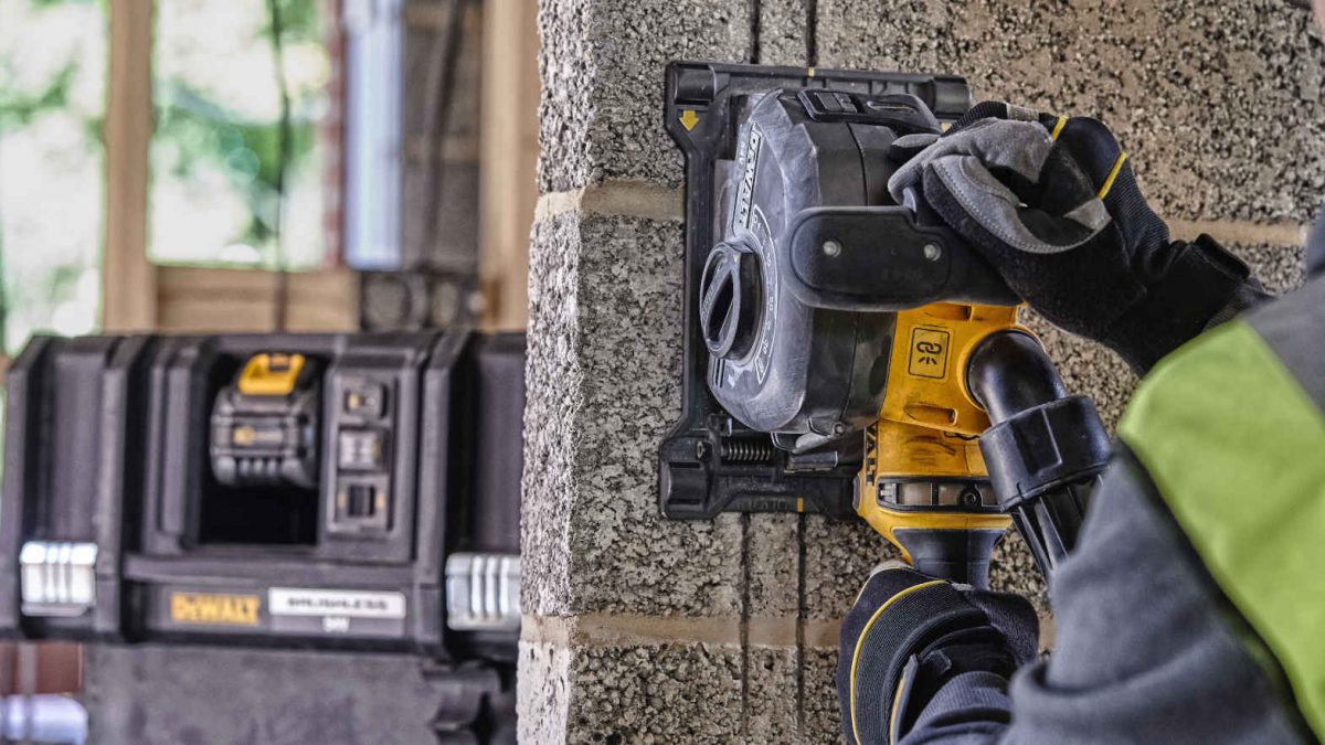 Närbild på murspårfräsen DCG200 som fräser ett spår i en mur