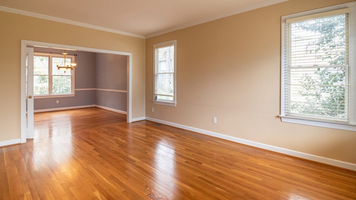 Hiottu puulattia olohuoneessa