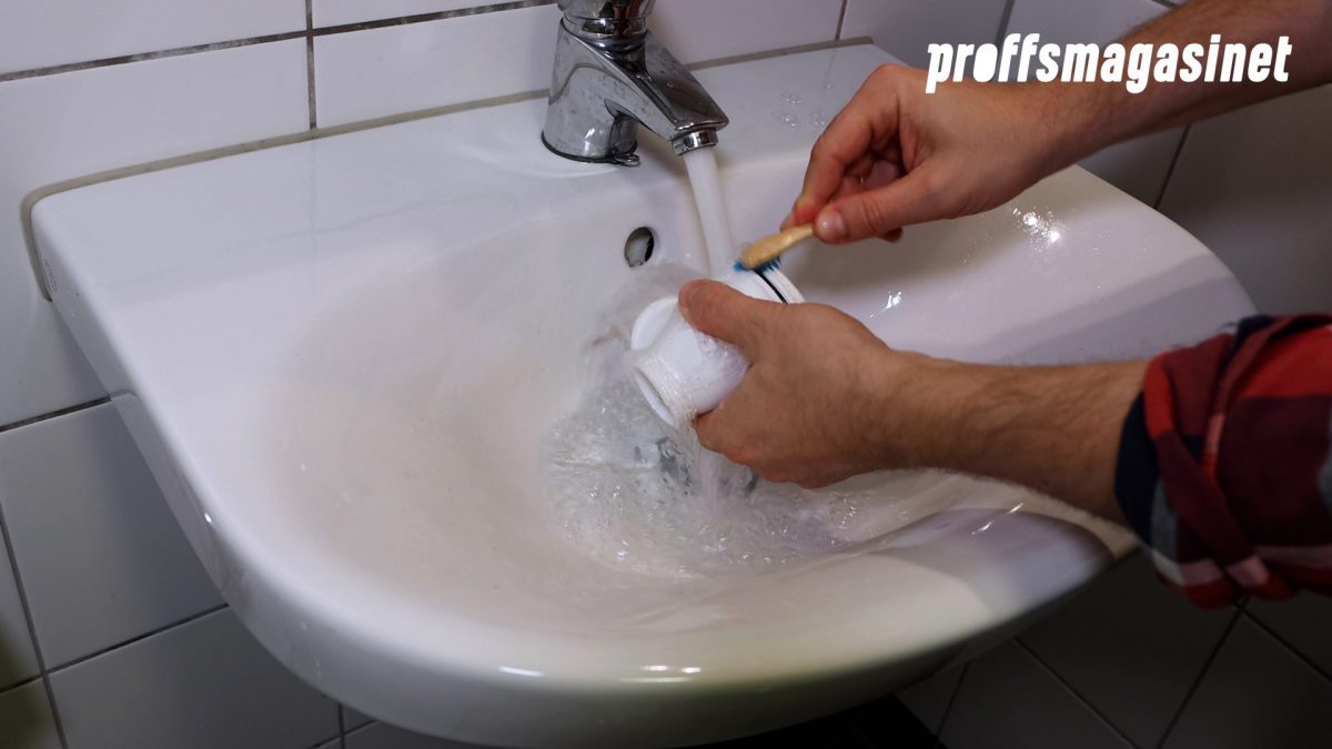 Person rengör de olika delarna med en tandborste.