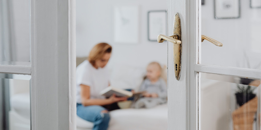 Person läser för barn i hemmiljö