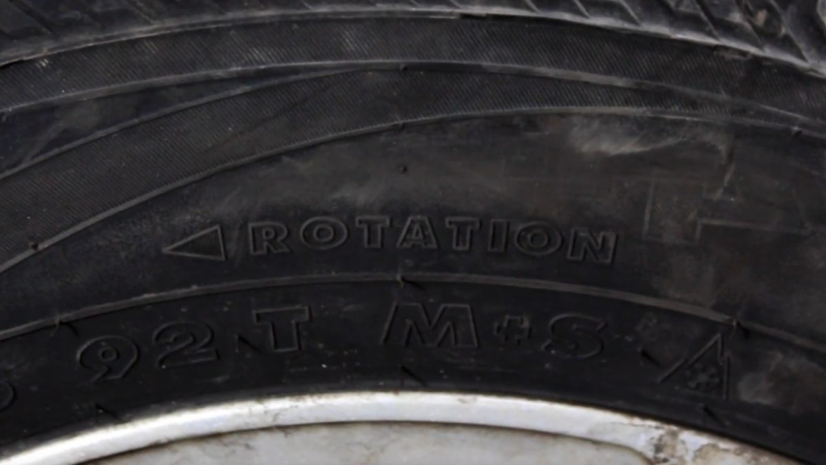 Nærbilde av pil som viser dekkets rotasjonsretning