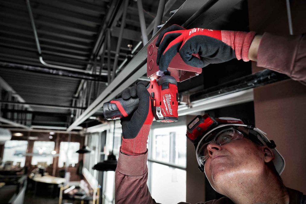 Hantverkare arbetar med Milwaukee M12 FQID-202X
