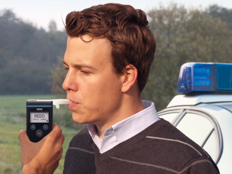 Person blåser i Dräger 6820 alkometer