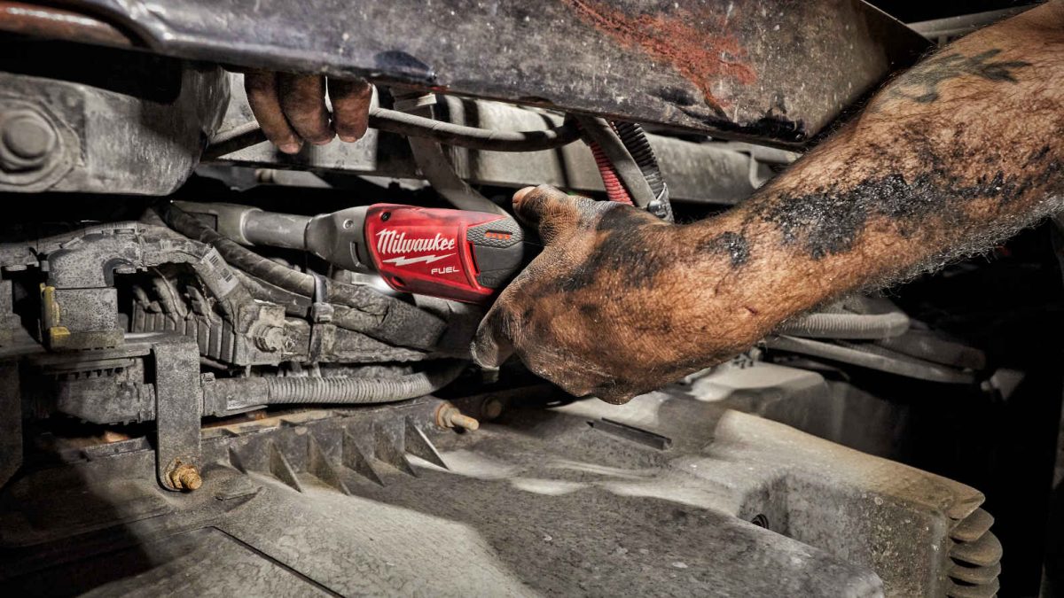 Närbild på person som arbetar med Milwaukee M12 FUEL spärrskaft