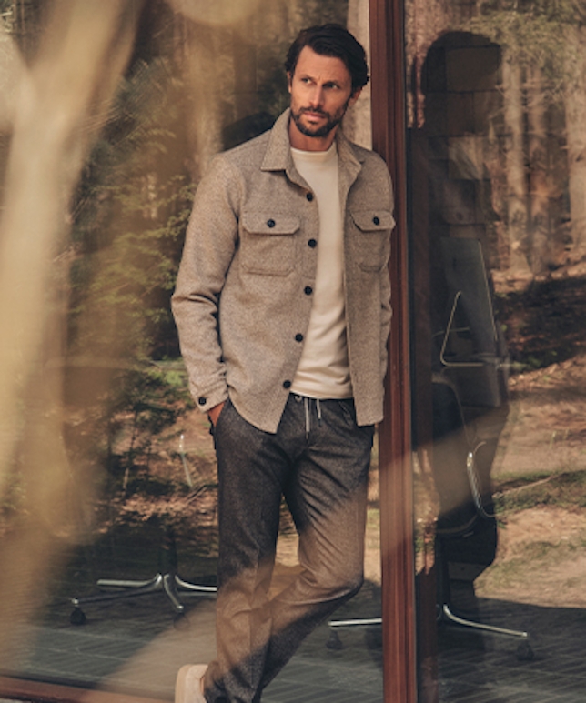 Man draagt bruine sportcord broek met beige overshirt van Profuomo