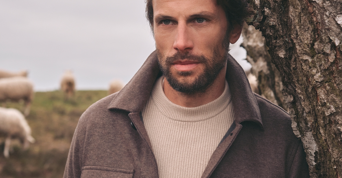 Man draagt een outfit met overshirt van Profuomo