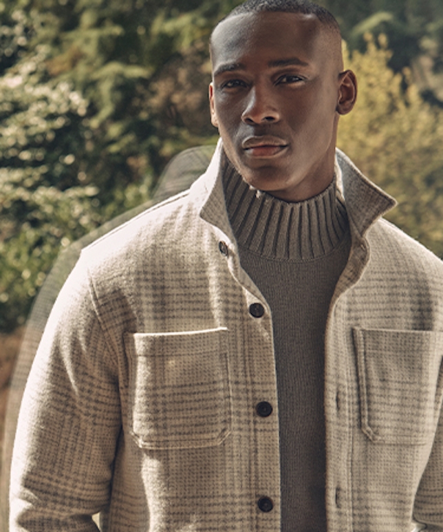 Man draagt antraciet mockneck met grijs overshirt van Profuomo