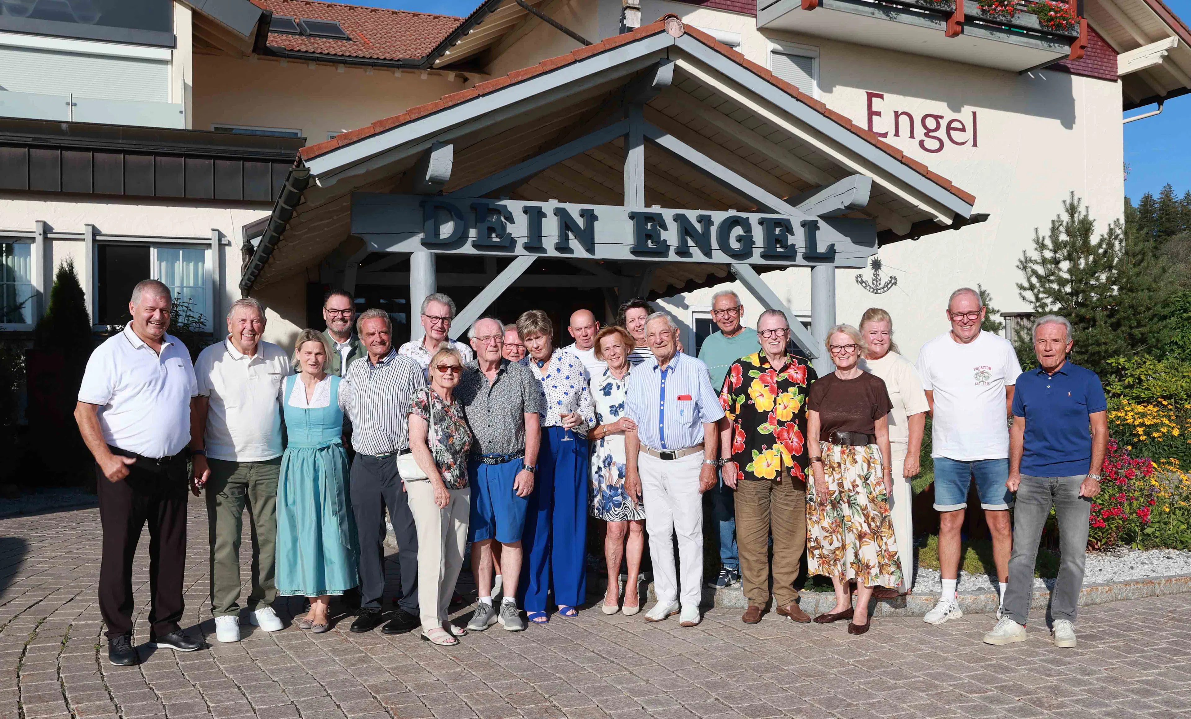 Reisegruppe vor dem Hoteleingang des Hotels Dein Engel
