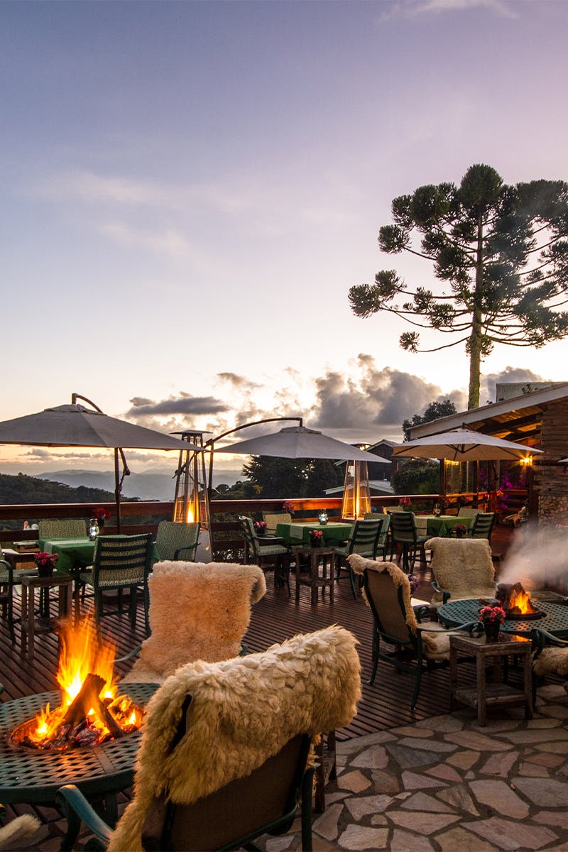 mesas e cadeiras de restaurante ao ar livre