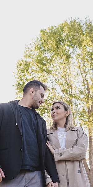 casal se olhando em meio à natureza