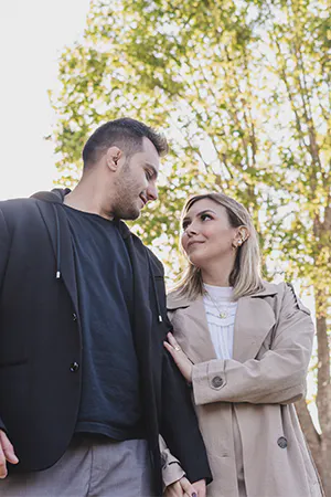 Experiência romântica na Pousada Alto da Boa Vista - Casal passeando juntos pela pousada