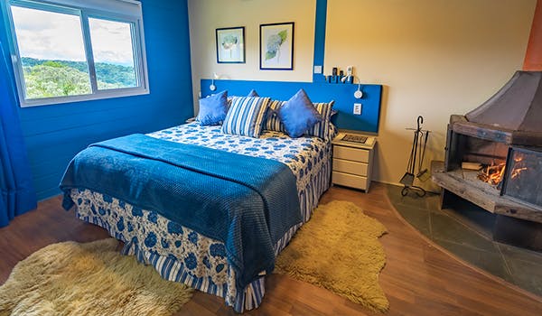 quarto azul com lareira