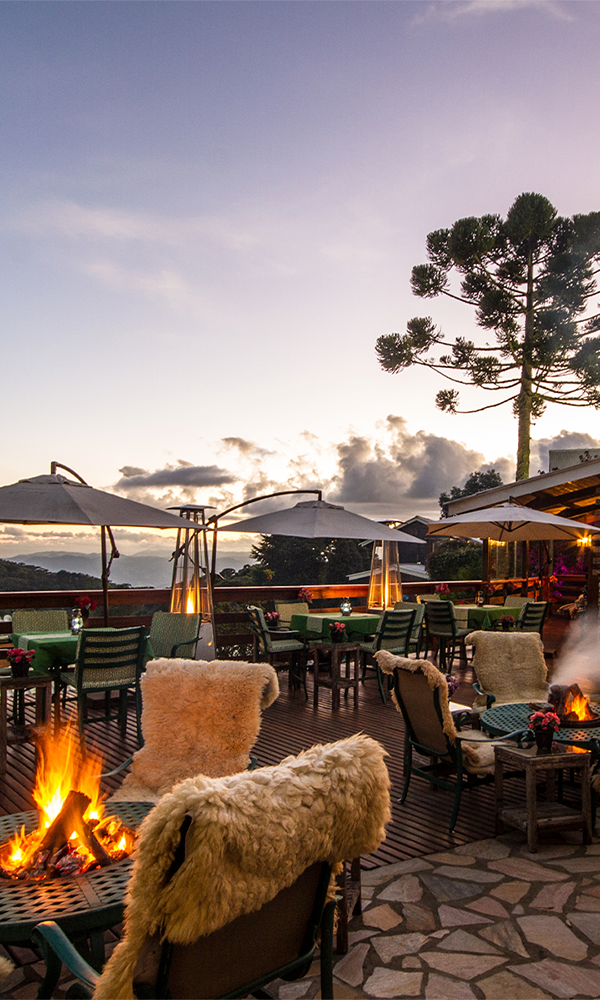 Vista panorâmica de deck e mesas em restaurante pontrêmoli