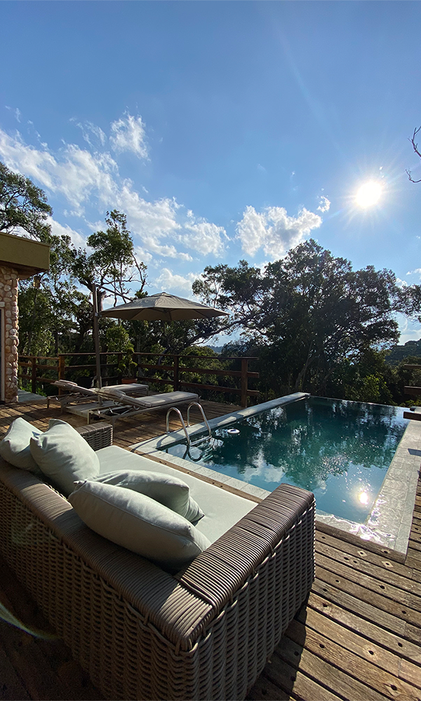 Piscina de borda infinita em pousada