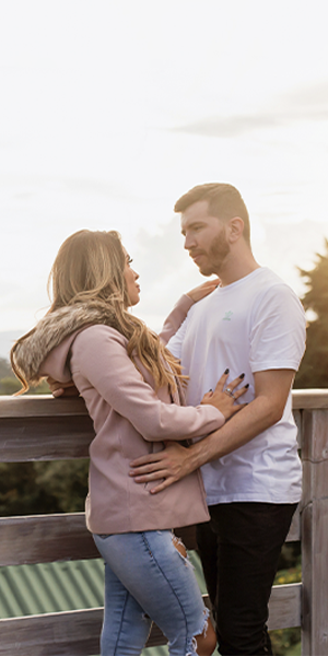 Casal em pousada com vista deslumbrante para as montanhas de Campos do Jordão - Pousada Alto da Boa Vista