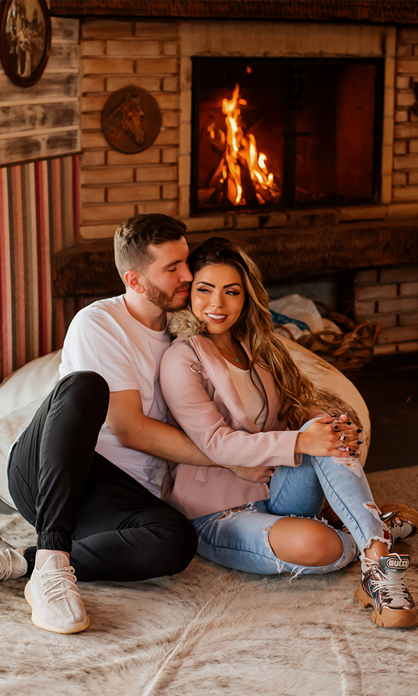 casal em frente à lareira
