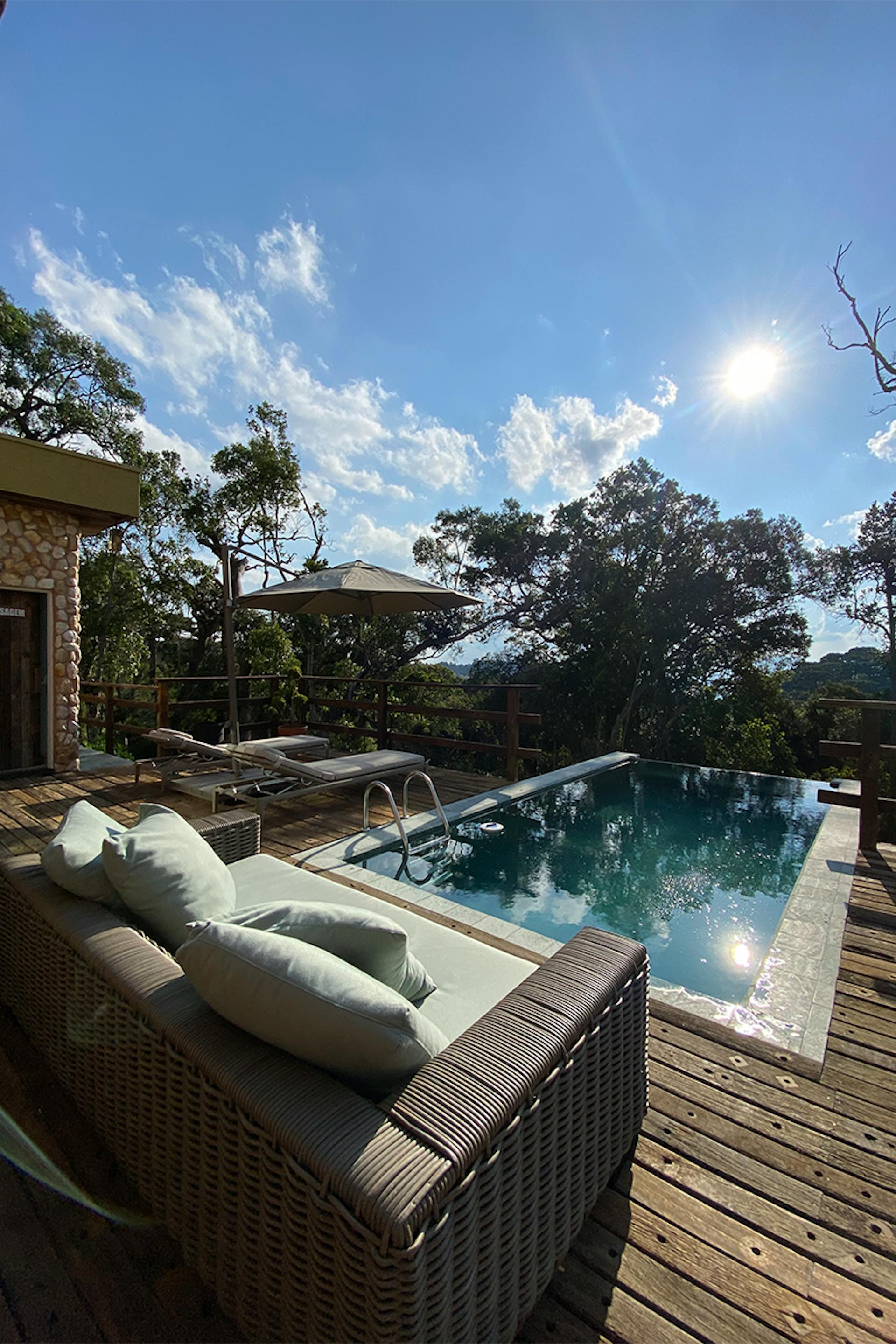 piscina aquecida com borda infinita