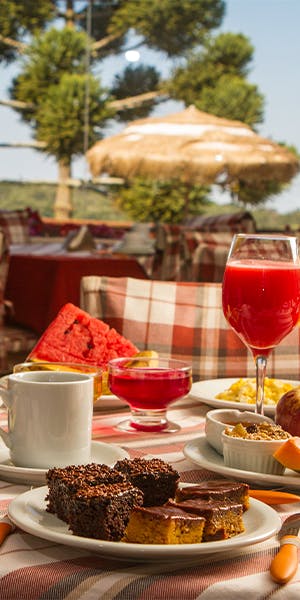 mesa de café da manhã de pousada de luxo