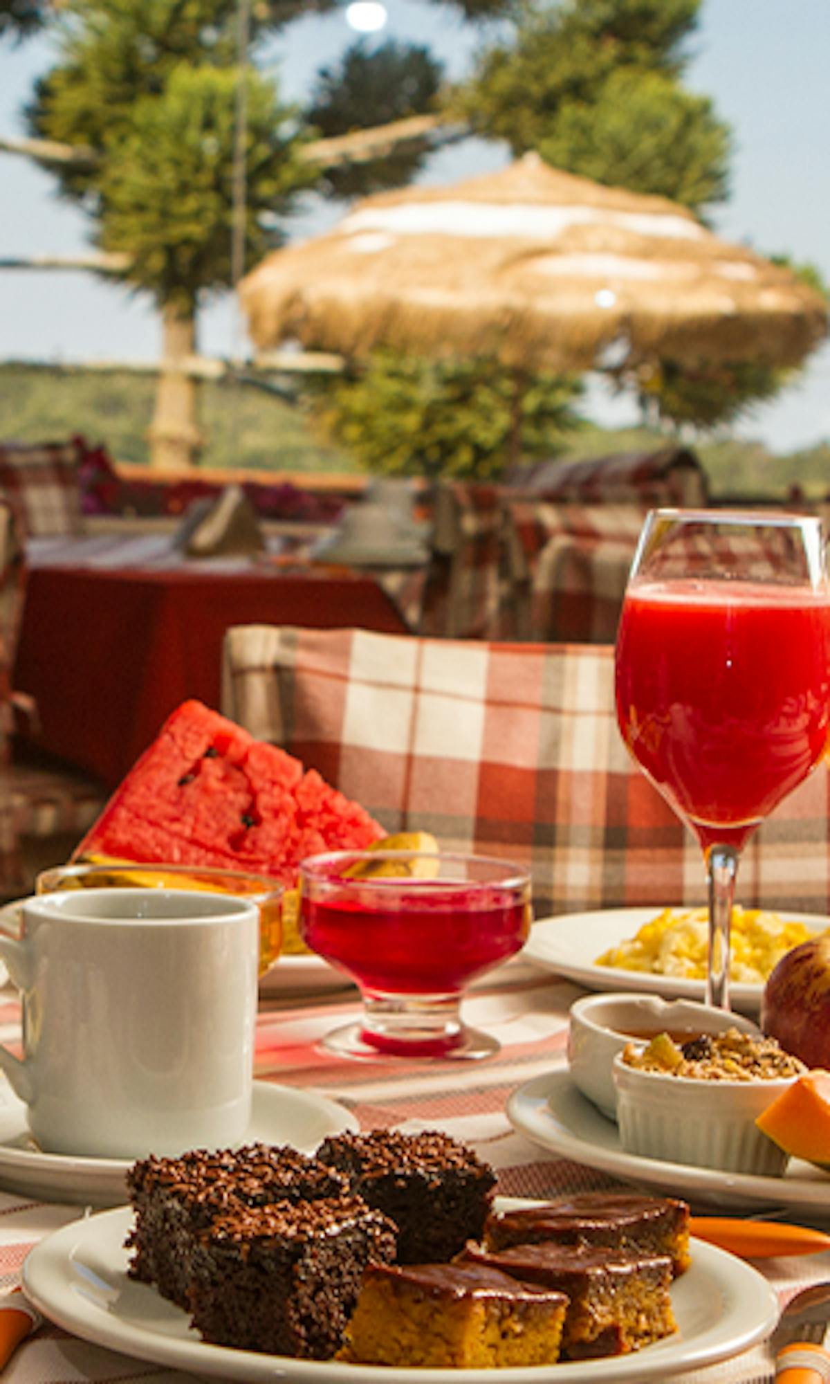 Café da manhã na pousada Alto da Boa Vista - suco, bolo, pães frescos e mais
