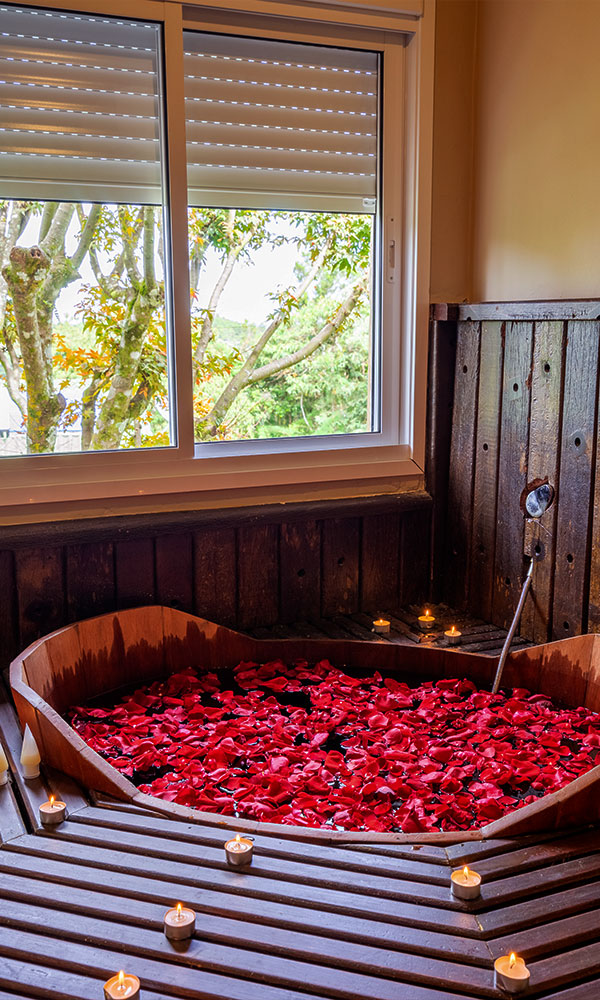 ofurô com rosas e velas em pousada de luxo