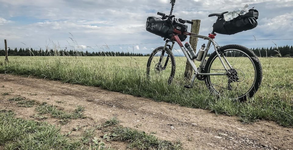 Vélo de Jean Dujardin. Multiples voyages en Bikepacking en Belgique